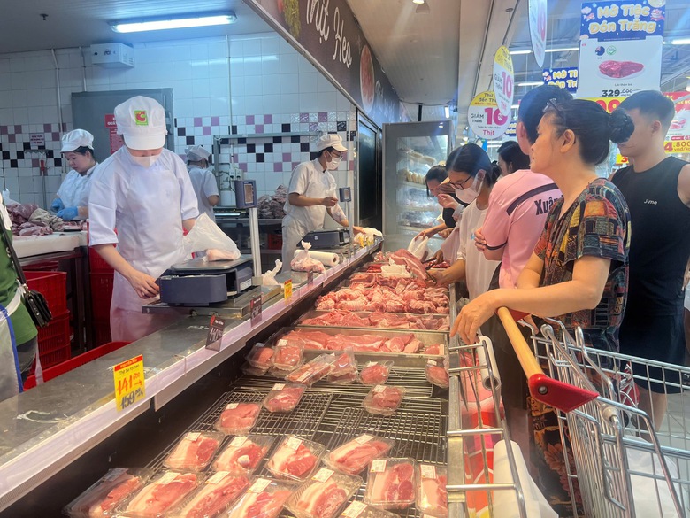 H&agrave; Nội: Người d&acirc;n đổ x&ocirc; mua thực phẩm t&iacute;ch trữ tr&aacute;nh b&atilde;o số 3 Yagi- Ảnh 3.