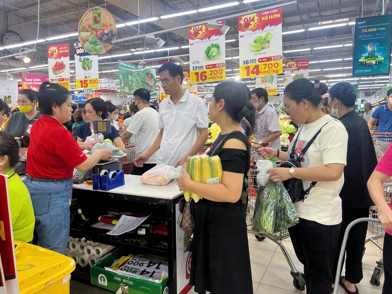 H&agrave; Nội: Người d&acirc;n đổ x&ocirc; mua thực phẩm t&iacute;ch trữ tr&aacute;nh b&atilde;o số 3 Yagi- Ảnh 2.