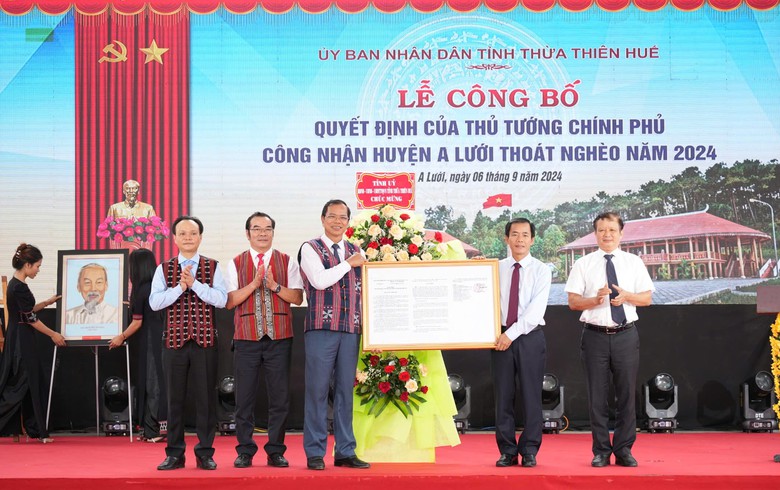 Thừa Thi&ecirc;n Huế: C&ocirc;ng bố quyết định c&ocirc;ng nhận huyện A Lưới tho&aacute;t ngh&egrave;o- Ảnh 1.