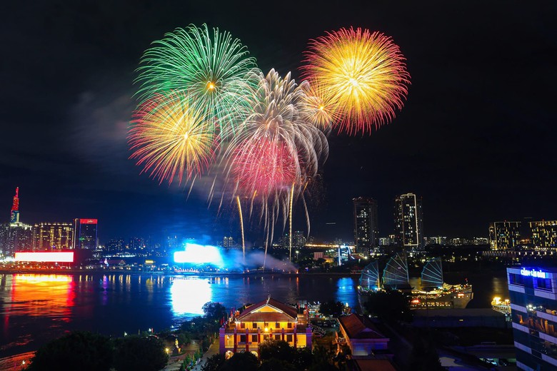 TP.HCM: Đề xuất bắn ph&aacute;o hoa thứ bảy h&agrave;ng tuần để ch&agrave;o mừng 50 năm giải ph&oacute;ng miền Nam- Ảnh 1.