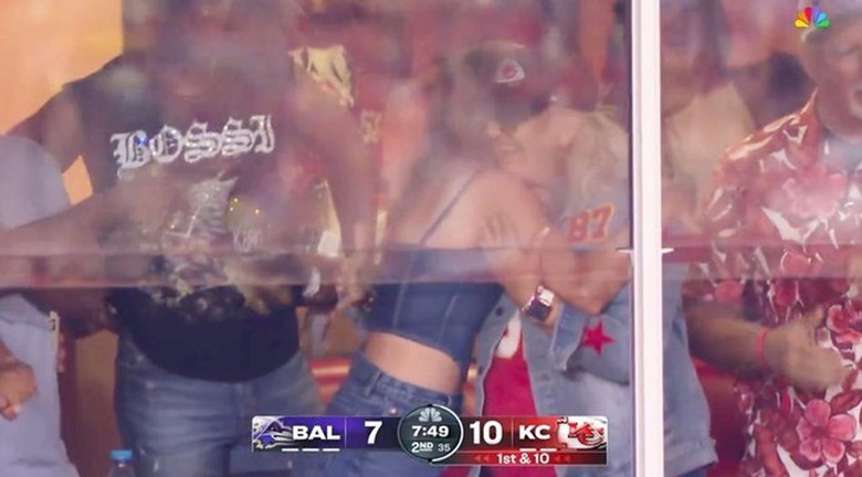 Taylor Swift "d&aacute;t" h&agrave;ng hiệu đến cổ vũ Travis Kelce, sau nghi vấn lộ hợp đồng chia tay- Ảnh 3.