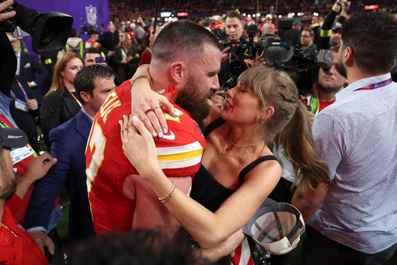 Taylor Swift "d&aacute;t" h&agrave;ng hiệu đến cổ vũ Travis Kelce, sau nghi vấn lộ hợp đồng chia tay- Ảnh 5.