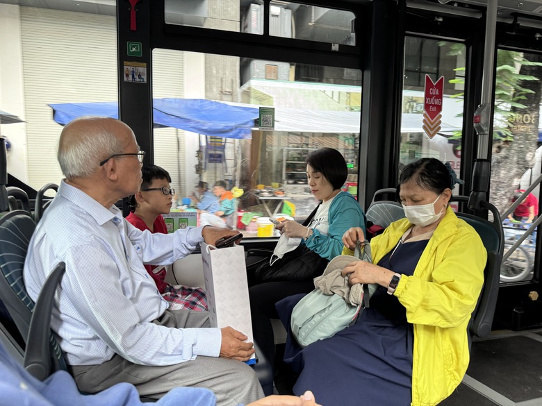 TP.HCM nghiên cứu miễn phí xe buýt cho người dân, dự kiến chi khoảng 7.000 tỷ đồng- Ảnh 2. TP.HCM nghiên cứu miễn phí xe buýt cho người dân, dự kiến chi khoảng 7.000 tỷ đồng- Ảnh 2.