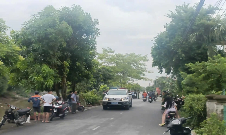 Đang x&aacute;c minh thi thể người đ&agrave;n &ocirc;ng tr&ocirc;i dạt tr&ecirc;n s&ocirc;ng ở Nam Định- Ảnh 1.