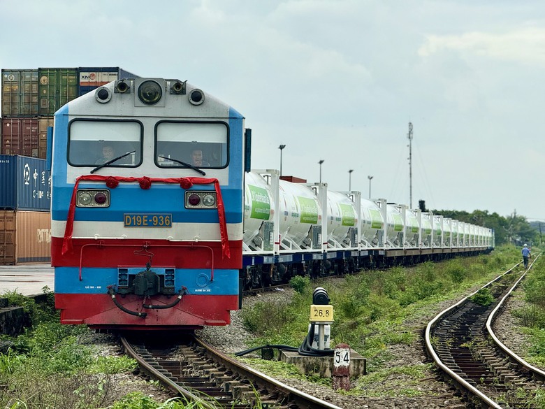 Chuyến t&agrave;u đầu ti&ecirc;n đưa 16 bồn kh&iacute; LNG từ Nam ra Bắc- Ảnh 1.