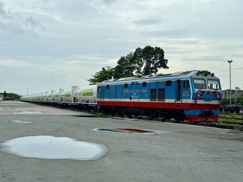 Chuyến t&agrave;u đầu ti&ecirc;n đưa 16 bồn kh&iacute; LNG từ Nam ra Bắc- Ảnh 2.