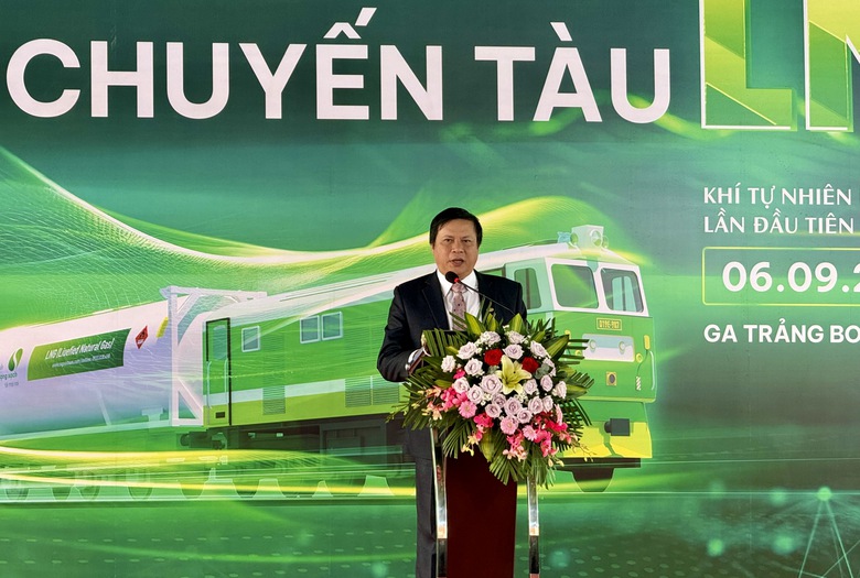 Chuyến t&agrave;u đầu ti&ecirc;n đưa 16 bồn kh&iacute; LNG từ Nam ra Bắc- Ảnh 4.