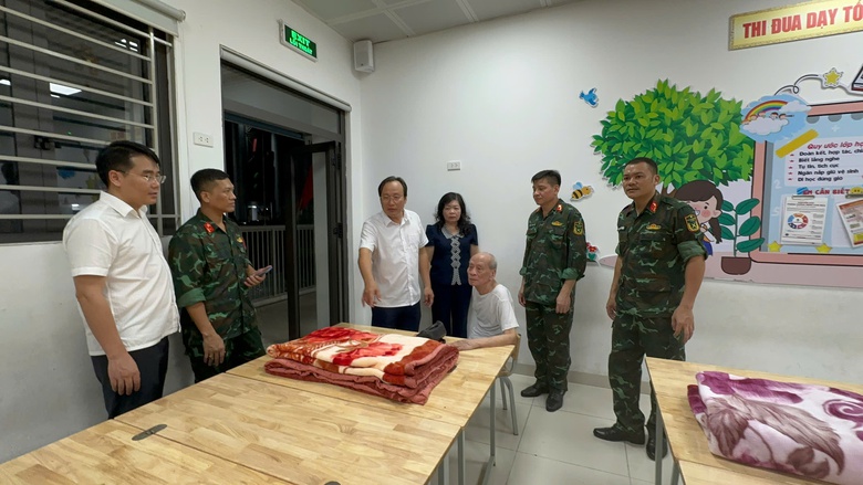 Cận cảnh nơi ở tạm của 160 người H&agrave; Nội phải di dời để tr&aacute;nh si&ecirc;u b&atilde;o- Ảnh 2.