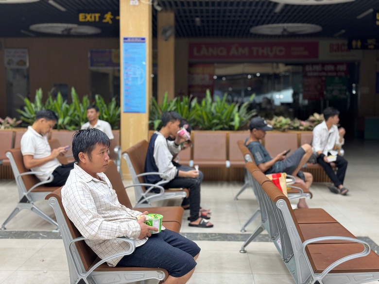 H&agrave; Nội: Bến xe hỗ trợ ăn, nghỉ cho kh&aacute;ch đến bến d&ugrave; đang tạm đ&oacute;ng cửa v&igrave; b&atilde;o số 3- Ảnh 5.