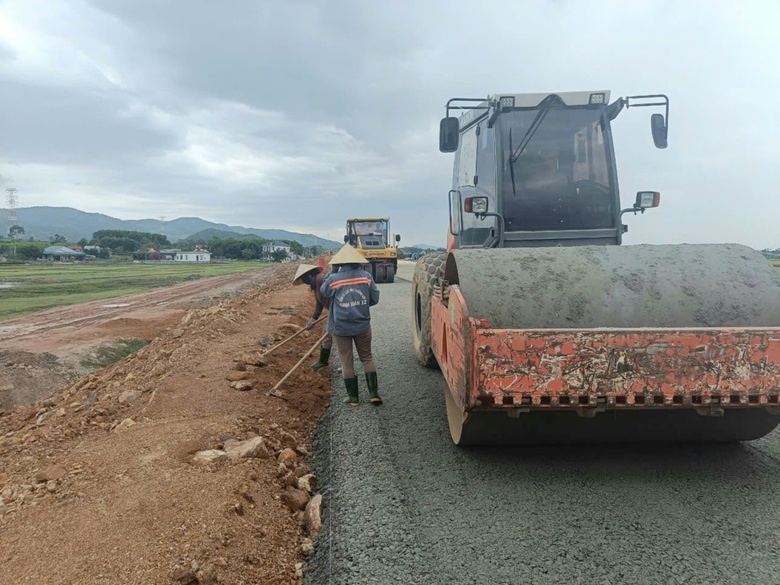Nhiều c&ocirc;ng trường thu hẹp phạm vi thi c&ocirc;ng do ảnh hưởng b&atilde;o số 3- Ảnh 1.