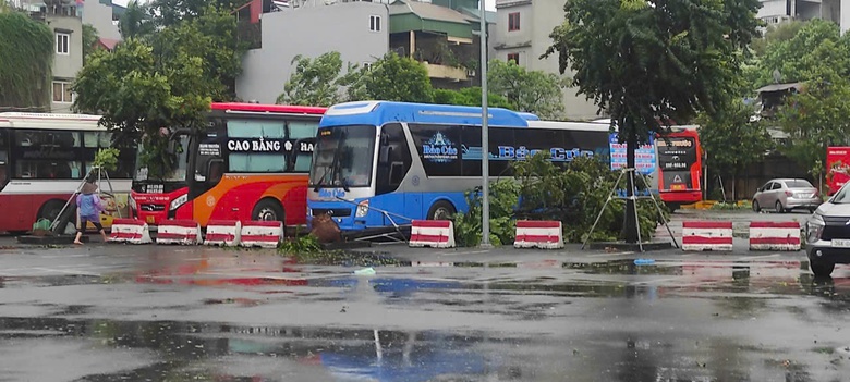 H&agrave; Nội: Bến xe hỗ trợ ăn, nghỉ cho kh&aacute;ch đến bến d&ugrave; đang tạm đ&oacute;ng cửa v&igrave; b&atilde;o số 3- Ảnh 1.