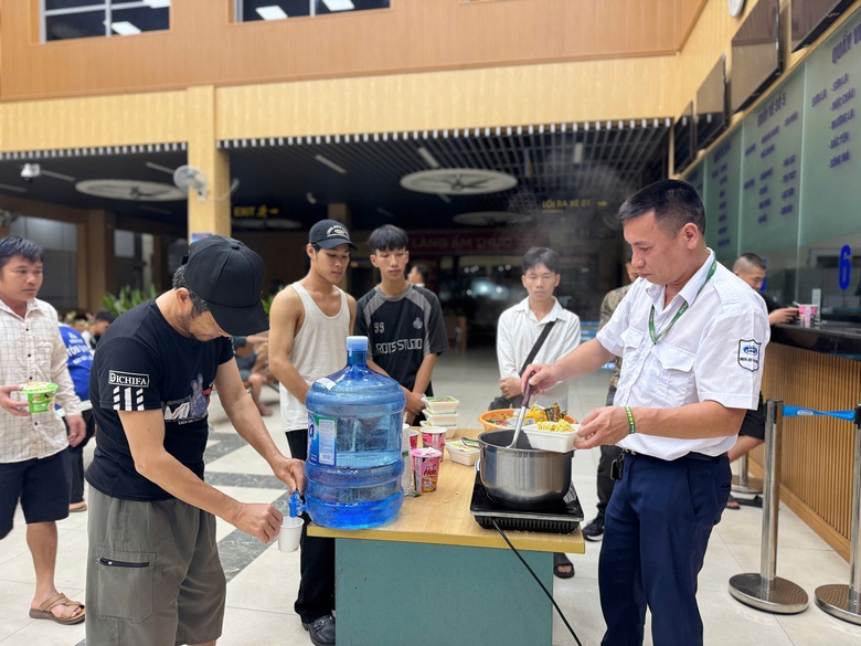H&agrave; Nội: Bến xe hỗ trợ ăn, nghỉ cho kh&aacute;ch đến bến d&ugrave; đang tạm đ&oacute;ng cửa v&igrave; b&atilde;o số 3- Ảnh 4.