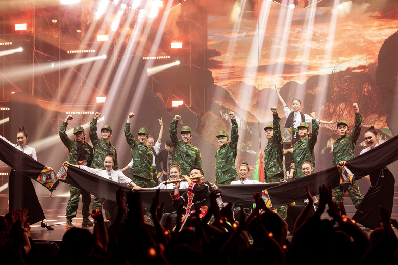 Chiếc khăn piêu - Nhà Cá lớn Chiếc khăn piêu - Nhà Cá lớn