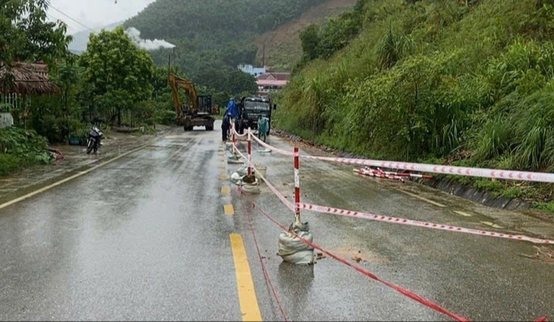 C&aacute;c tuyến quốc lộ ở miền n&uacute;i Thanh H&oacute;a bị sạt lở, nứt ta luy- Ảnh 1.