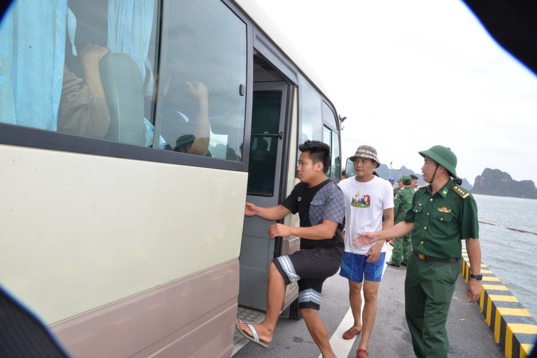 43 thuyền vi&ecirc;n mắc kẹt tr&ecirc;n biển trong b&atilde;o Yagi đ&atilde; được cứu an to&agrave;n- Ảnh 1.