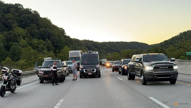 Mỹ: Xả s&uacute;ng kinh ho&agrave;ng tr&ecirc;n cao tốc, h&agrave;ng loạt người đi đường tr&uacute;ng đạn- Ảnh 1.