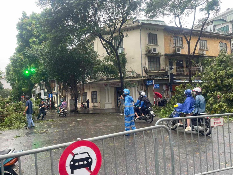 H&agrave; Nội tất bật khắc phục hạ tầng đảm bảo giao th&ocirc;ng sau b&atilde;o số 3- Ảnh 1.