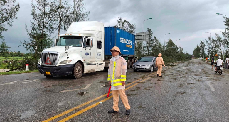 C&acirc;y đổ chắn k&iacute;n nhiều tuyến đường, người d&acirc;n Hải Dương xắn tay c&ugrave;ng giải tỏa- Ảnh 8.