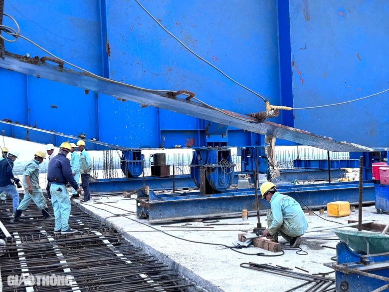 Cầu Nhơn Trạch sẵn sàng hợp long hai nhịp đầu tiên- Ảnh 2. Cầu Nhơn Trạch sẵn sàng hợp long hai nhịp đầu tiên- Ảnh 2.