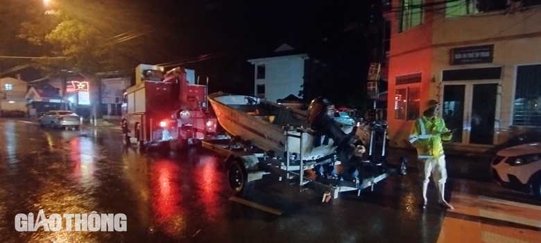 Nước s&ocirc;ng d&acirc;ng cao, nhiều tuyến đường ở TP Y&ecirc;n B&aacute;i bị ngập- Ảnh 6.