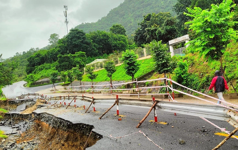 Nguy cơ đứt g&atilde;y QL15C, Thanh H&oacute;a cấm c&aacute;c phương tiện lưu th&ocirc;ng- Ảnh 2.