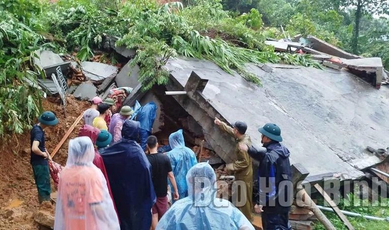 Hòa Bình: Sạt lở đất làm sập nhà, 4 người trong gia đình tử vong- Ảnh 1. Hòa Bình: Sạt lở đất làm sập nhà, 4 người trong gia đình tử vong- Ảnh 1.