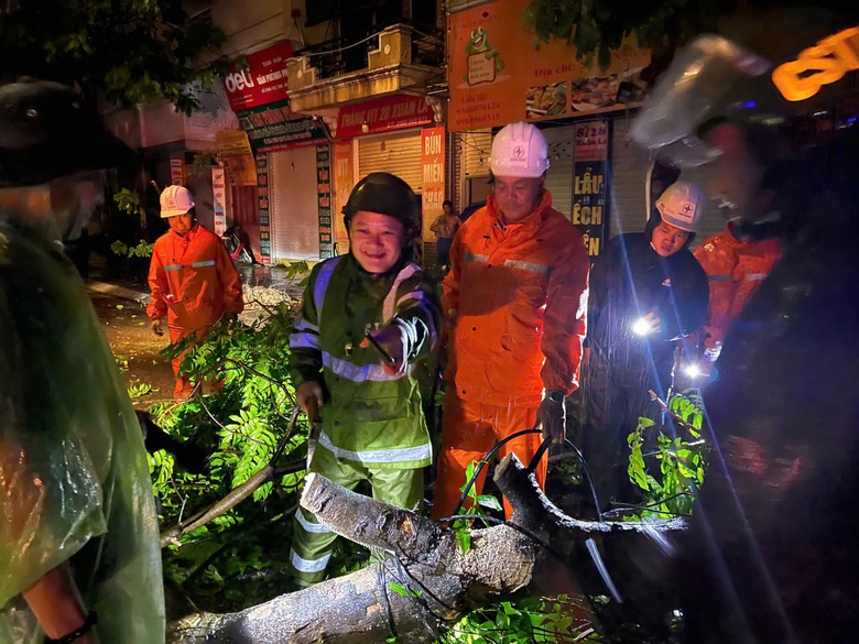 Xuy&ecirc;n đ&ecirc;m khắc phục sự cố điện- Ảnh 5.