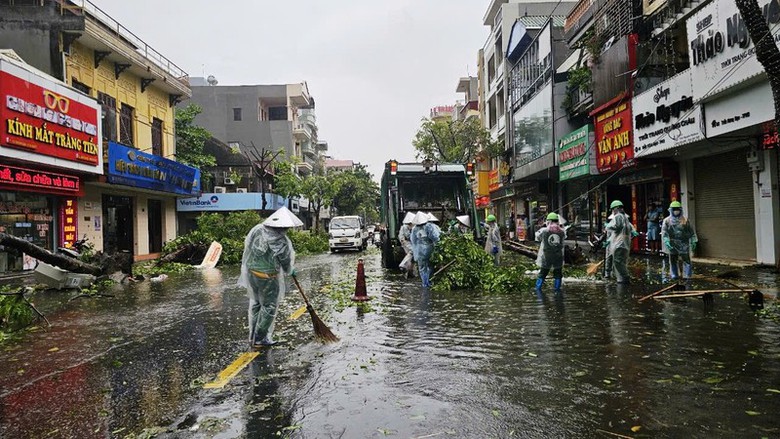 Hải Dương: 3 người tử vong do c&acirc;y đổ, tường sập, m&aacute;i chống nắng đ&egrave; trong b&atilde;o- Ảnh 1.
