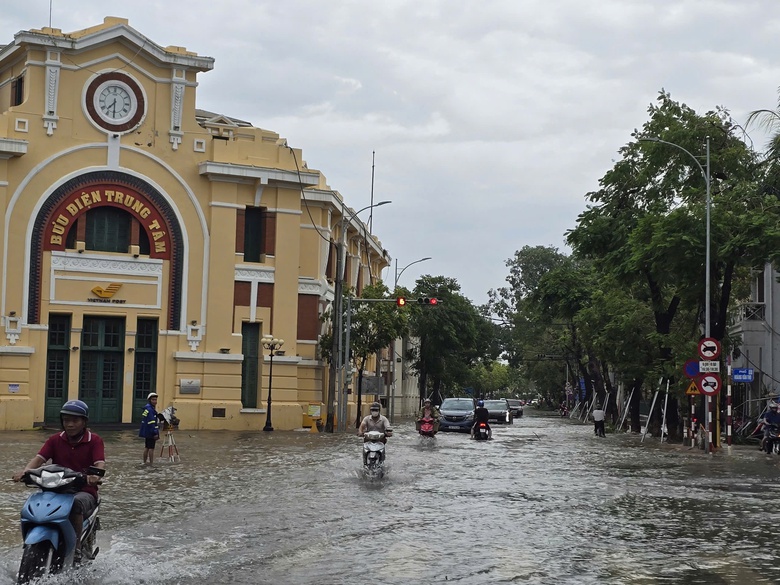 Hậu b&atilde;o số 3: V&ugrave;ng t&acirc;m b&atilde;o vẫn đang điện mất, c&acirc;y đổ, mạng viễn th&ocirc;ng gi&aacute;n đoạn
- Ảnh 6.