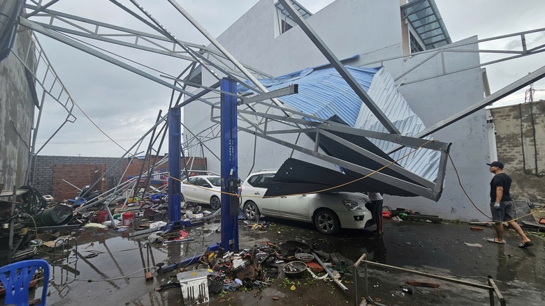 Hậu b&atilde;o số 3: V&ugrave;ng t&acirc;m b&atilde;o vẫn đang điện mất, c&acirc;y đổ, mạng viễn th&ocirc;ng gi&aacute;n đoạn
- Ảnh 2.