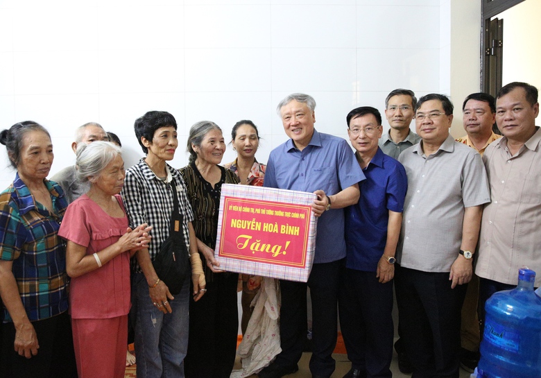 Ph&oacute; thủ tướng Nguyễn H&ograve;a B&igrave;nh kiểm tra việc khắc phục hậu quả b&atilde;o tại Nam Định, Th&aacute;i B&igrave;nh- Ảnh 2.