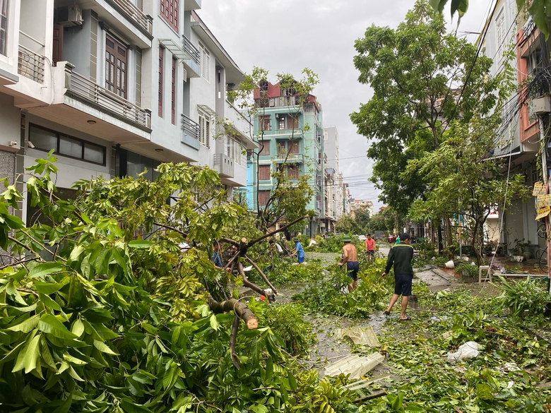 Hậu b&atilde;o số 3: V&ugrave;ng t&acirc;m b&atilde;o vẫn đang điện mất, c&acirc;y đổ, mạng viễn th&ocirc;ng gi&aacute;n đoạn
- Ảnh 5.