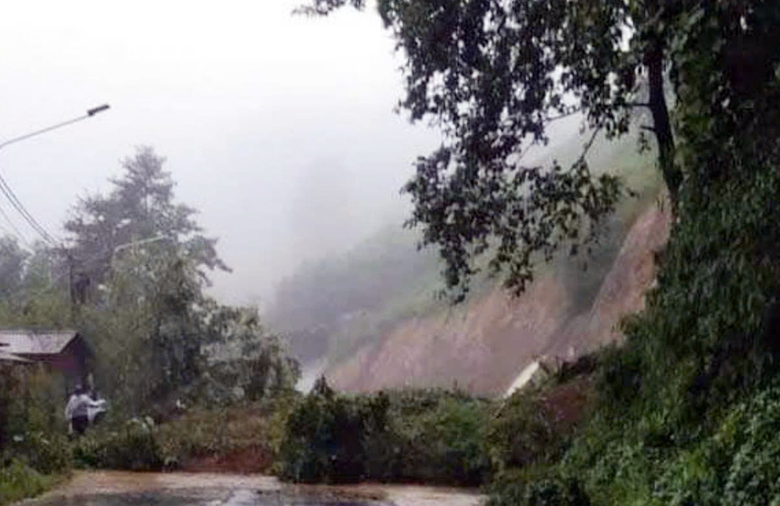Mưa lũ do ho&agrave;n lưu b&atilde;o số 3, nhiều tuyến đường ở T&acirc;y Bắc bị sạt lở- Ảnh 2.