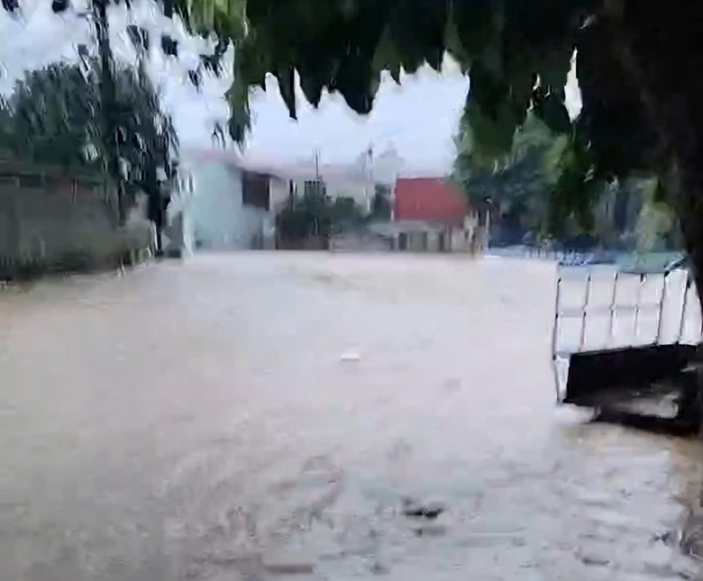 Lạng Sơn: Điều xe lội nước qu&acirc;n sự gi&uacute;p người d&acirc;n đi qua điểm ngập lụt tr&ecirc;n QL279 v&agrave; QL1B- Ảnh 2.