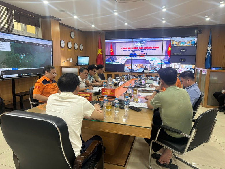 Thứ trưởng Nguyễn Xu&acirc;n Sang trực tiếp chỉ đạo cứu nạn thuyền vi&ecirc;n mất t&iacute;ch trong b&atilde;o số 3- Ảnh 2.