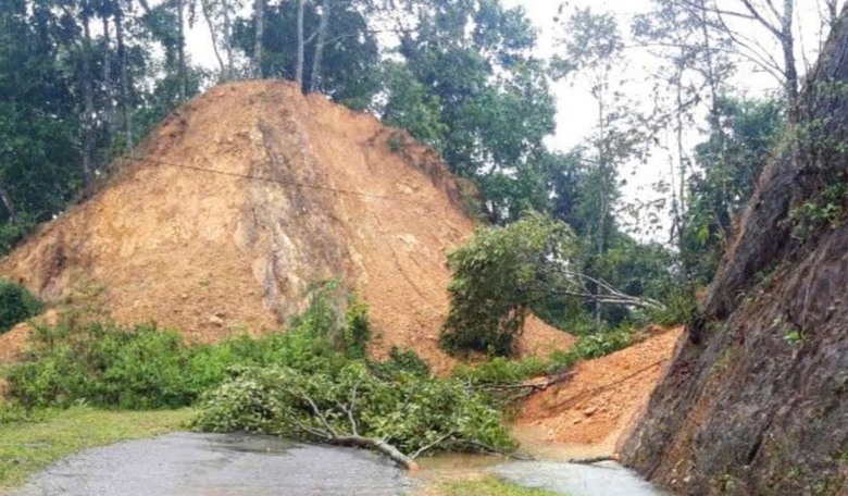 Mưa lũ do ho&agrave;n lưu b&atilde;o số 3, nhiều tuyến đường ở T&acirc;y Bắc bị sạt lở- Ảnh 1.