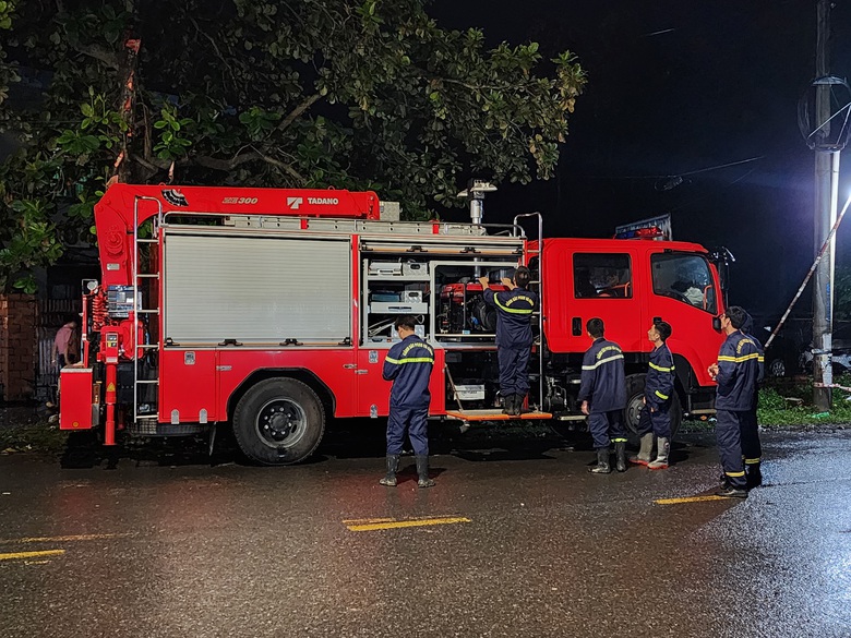 Xuy&ecirc;n đ&ecirc;m chong đ&egrave;n, ng&oacute;ng tin người th&acirc;n mất t&iacute;ch- Ảnh 4.