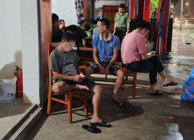 Xuy&ecirc;n đ&ecirc;m chong đ&egrave;n, ng&oacute;ng tin người th&acirc;n mất t&iacute;ch- Ảnh 3.