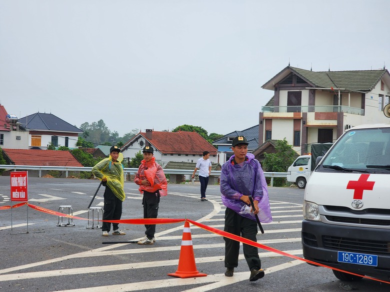 Vụ sập cầu Phong Ch&acirc;u ở Ph&uacute; Thọ: D&ugrave;ng flycam t&igrave;m nạn nh&acirc;n dọc hạ lưu- Ảnh 7.