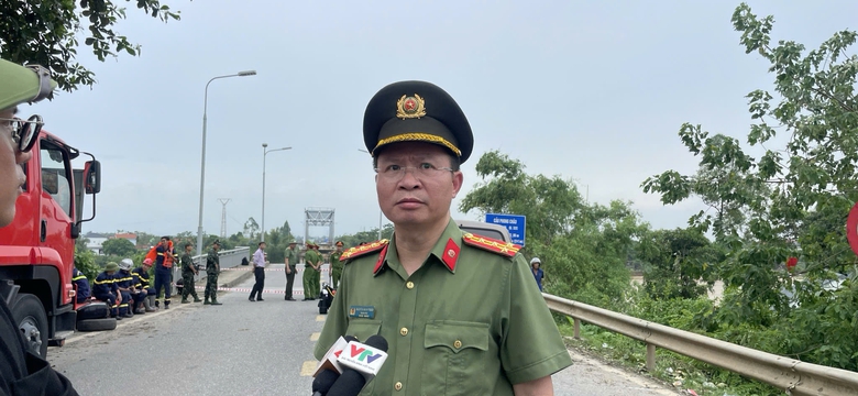 Vụ sập cầu Phong Ch&acirc;u ở Ph&uacute; Thọ: D&ugrave;ng flycam t&igrave;m nạn nh&acirc;n dọc hạ lưu- Ảnh 1.