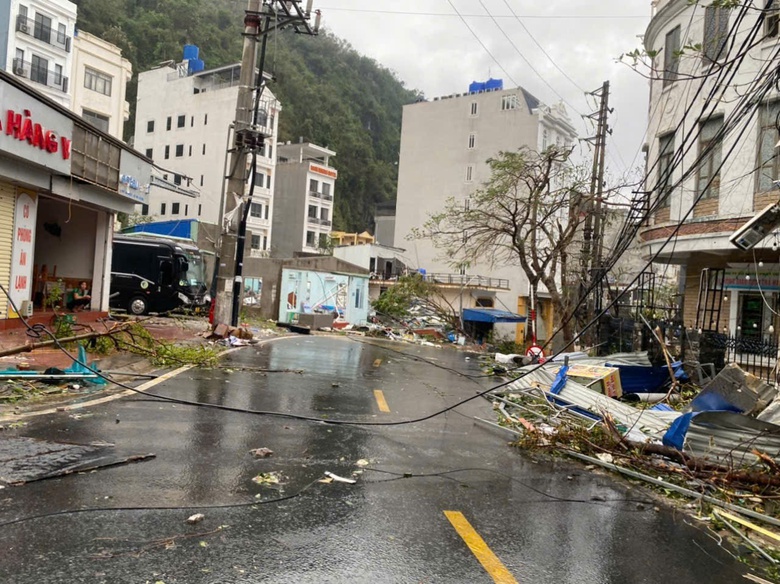 Tốn bạc triệu vượt biển để đến nơi có sóng di động "gọi điện thoại cho người thân"- Ảnh 2. Tốn bạc triệu vượt biển để đến nơi có sóng di động "gọi điện thoại cho người thân"- Ảnh 2.