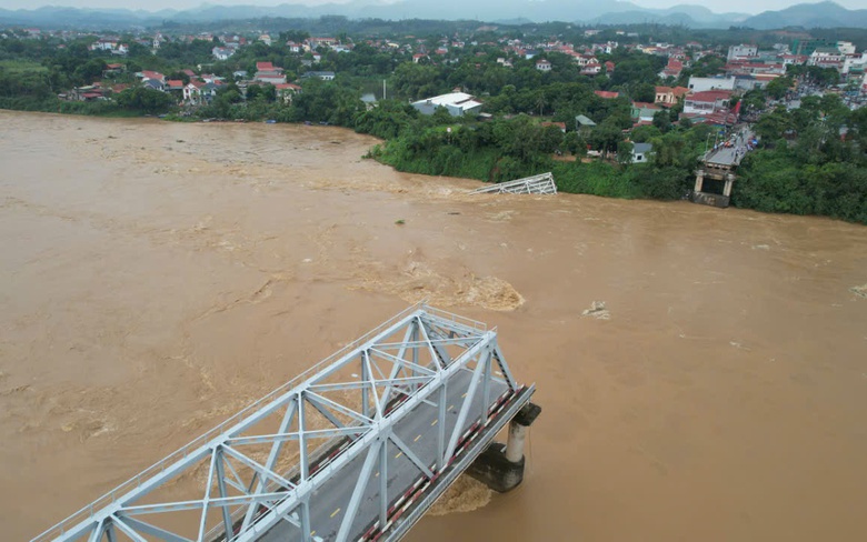 Cận cảnh hiện trường sập cầu Phong Ch&acirc;u ở Ph&uacute; Thọ