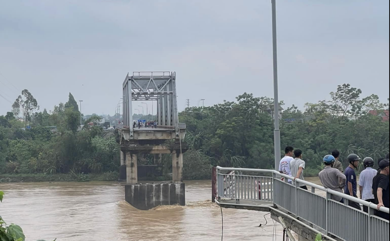 Sập cầu Phong Ch&acirc;u: Cục Đường bộ b&aacute;o c&aacute;o thiệt hại ban đầu- Ảnh 1.