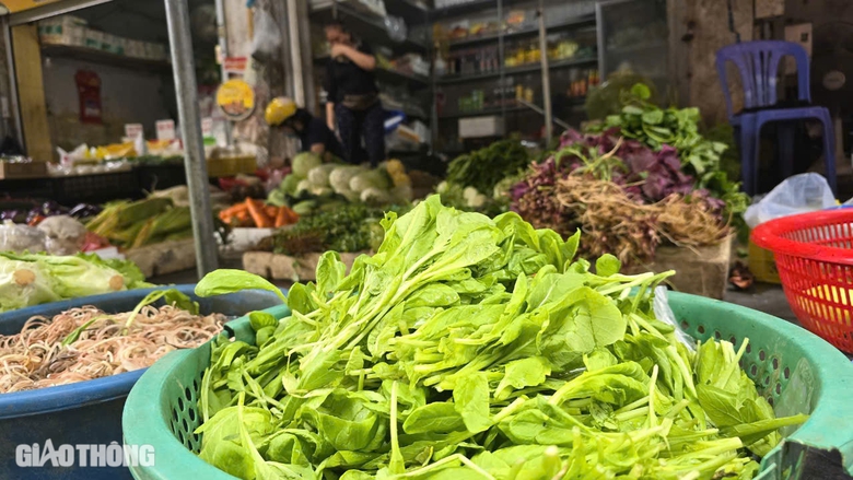 Nông dân "bay" tiền tỷ sau một đêm bão Yagi, rau xanh khan hàng, giá đắt gấp đôi- Ảnh 1. Nông dân "bay" tiền tỷ sau một đêm bão Yagi, rau xanh khan hàng, giá đắt gấp đôi- Ảnh 1.