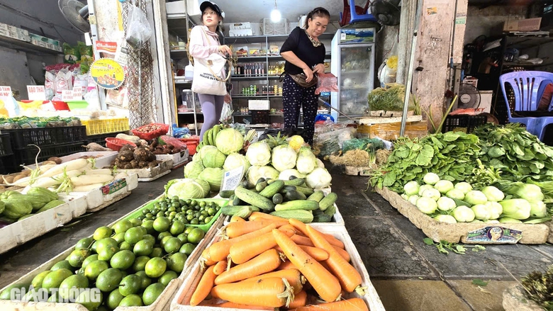 Nông dân "bay" tiền tỷ sau một đêm bão Yagi, rau xanh khan hàng, giá đắt gấp đôi- Ảnh 2. Nông dân "bay" tiền tỷ sau một đêm bão Yagi, rau xanh khan hàng, giá đắt gấp đôi- Ảnh 2.