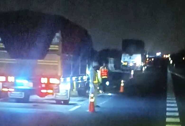 Hai xe tải va chạm tr&ecirc;n cao tốc Vĩnh Hảo - Phan Thiết, một phụ xe tử vong- Ảnh 1.