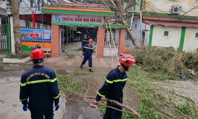 Hải Phòng: Các lực lượng vũ trang tham gia khắc phục hậu quả bão số 3- Ảnh 5. Hải Phòng: Các lực lượng vũ trang tham gia khắc phục hậu quả bão số 3- Ảnh 5.