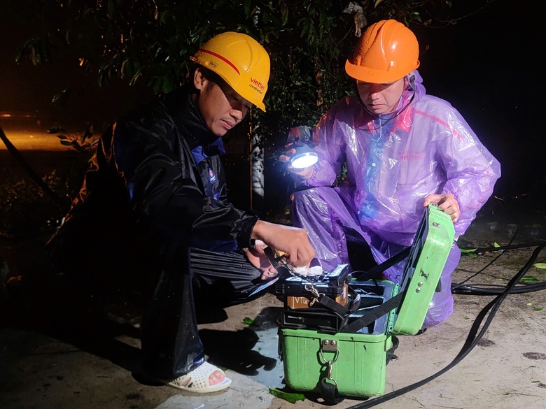 Tốn bạc triệu vượt biển để đến nơi có sóng di động "gọi điện thoại cho người thân"- Ảnh 3. Tốn bạc triệu vượt biển để đến nơi có sóng di động "gọi điện thoại cho người thân"- Ảnh 3.