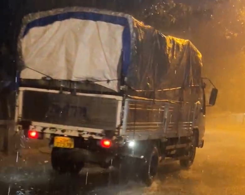 Trắng đ&ecirc;m đưa đ&ograve; từ ch&ugrave;a Hương l&ecirc;n Th&aacute;i Nguy&ecirc;n ứng cứu người d&acirc;n bị lũ bủa v&acirc;y- Ảnh 1.