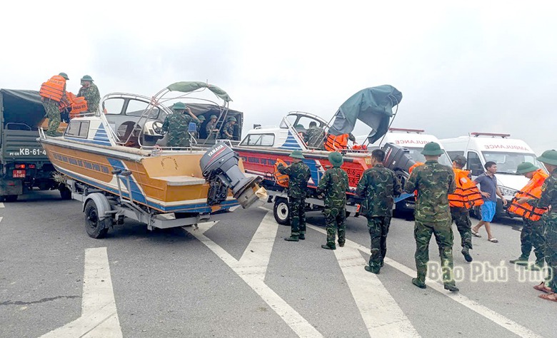 Sập cầu Phong Châu ở Phú Thọ: Phương tiện đi theo lộ trình nào?- Ảnh 2. Sập cầu Phong Châu ở Phú Thọ: Phương tiện đi theo lộ trình nào?- Ảnh 2.